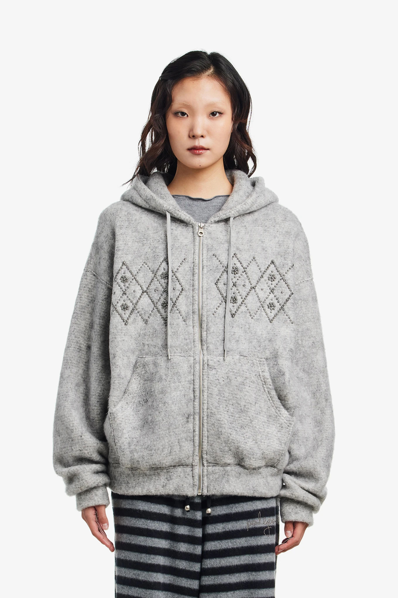 FLUFFY ARGYLE STUDDED HOODIE_ONZI EDITION-POLYSOOEM-130200 | 웍스아웃